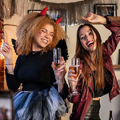 Táncoló lányok egy házibuliban. A kép az összes ivós játékot tartalmazó kategóriára linkel.