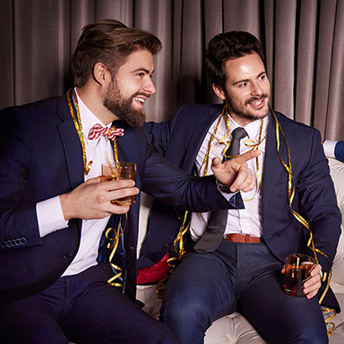 Fiatal férfiak legénybúcsún szórakoznak.