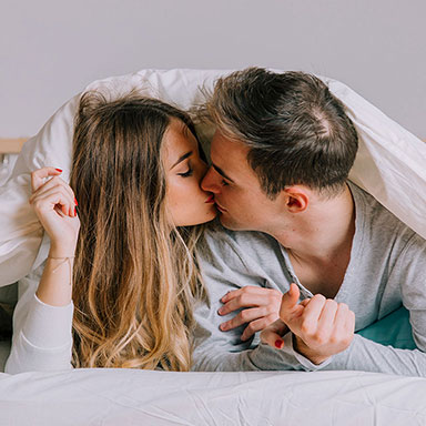 Fiatal pár a hálószobában.