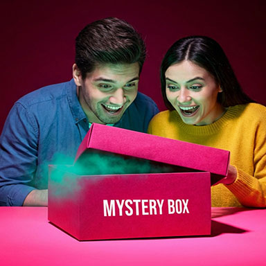 Egy férfi és egy nő izgatottan várják, hogy kinyíljon a Mystery Box.